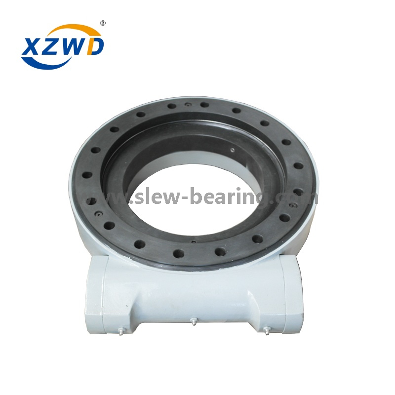 Worm enclosed slewing drive with hydraulic motor
